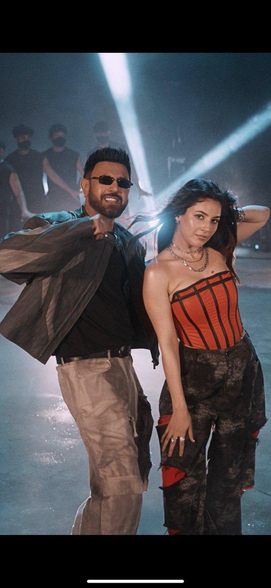Husna di pari lagdi ae 👌 #parilagdi video out now 🔥 #singhvskaur2 in your nearest cinemas #gippygrewal #shehnaazgill