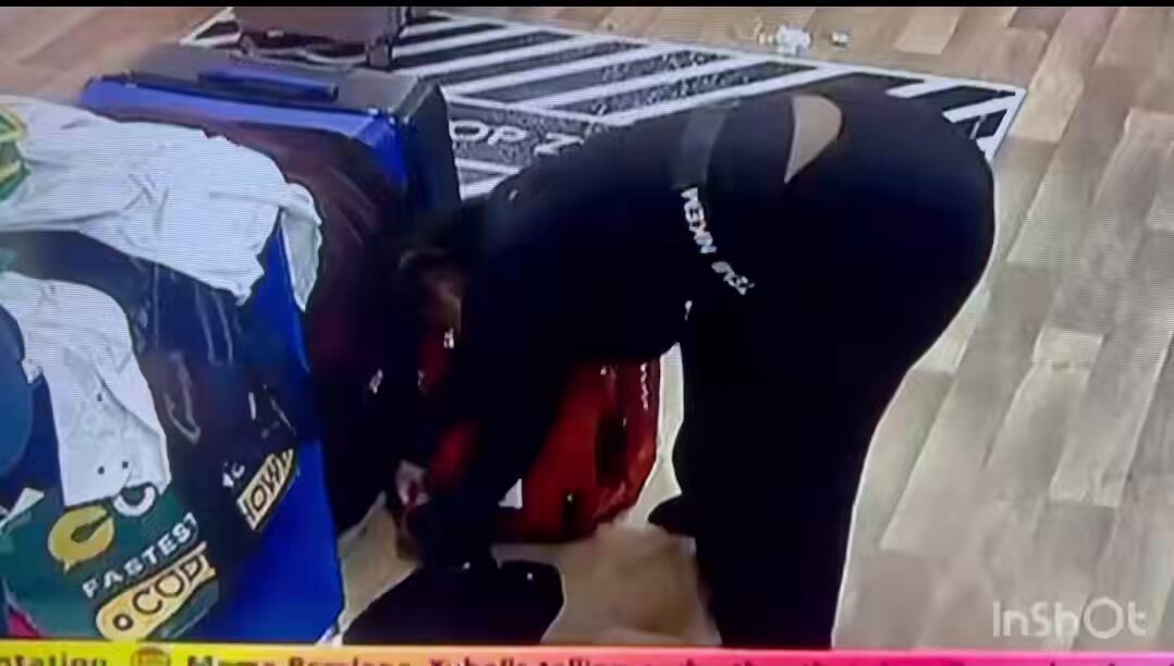 TEMI STEALING MONEY AGAIN?😳 TEMI trying to open housemates Boxes to steal their money, she used keys & started looking for where others kept their keys.😂😳 She whispered to Bigbrother to help her so she can be able to open their boxes to steal their Task money. She said, stealing up to 30k BB Bucks will make her the smartest in the house cos she’ll buy Immunity. 👀👀 BELLS was passing & asked why only her is in the locker room then she left there to downstairs…😭😭 #TemiNkem #BBNaija #Bells