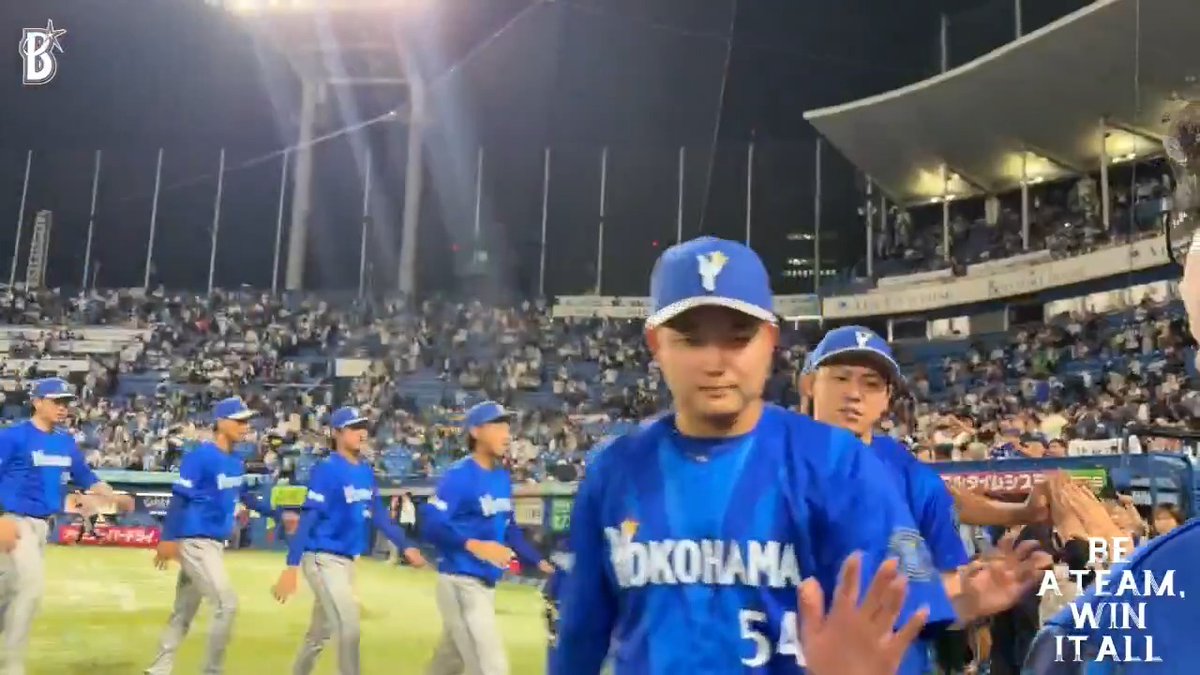 7連戦初戦を制し、2022年以来の8連勝！🌟 本日の #勝利のハイタッチ！🙌 #明治神宮野球場 #限界のその先へ #baystars