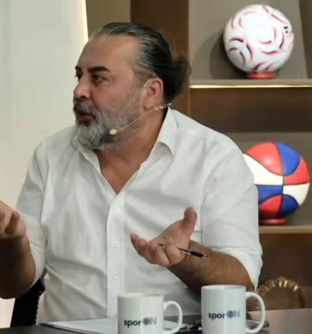Emre Bol utanmadan niye yalan söylüyorsun?Sen dün yayında İrfan ve Mert kadroda Yaz Yıldırım sevdiği için kaldı iması yapmadın mı?Delikanlı gibi sözünün arkasında dursana,evet böyle söyledim desene!!!Niye kıvırıyorsun bugün?