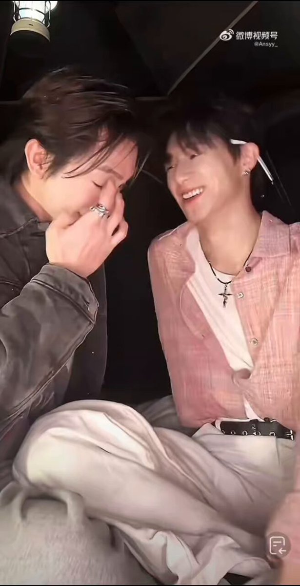 leo will NEVER waste a single chance “can i hug you? aren’t you cold?” gay people are so freaky 🥰