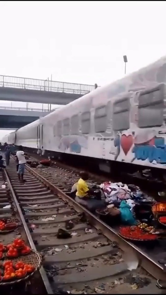 People no dey fear train again??? 😭😭