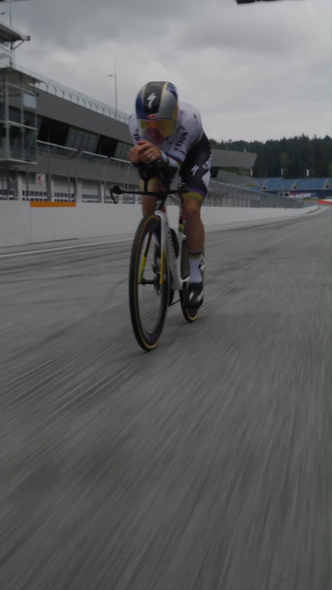🔥 𝐓𝐔𝐑𝐁𝐎 REMCO 🏎️ Evenepoel se pone a tope para la prueba de contrarreloj del Mundial en uno de los templos de la velocidad de Red Bull: el Red Bull Ring 🎥 Créditos a: Red Bull Content Pool