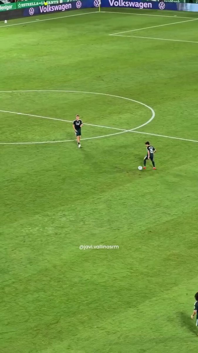 Toca, recibe. Ve que Cucurella no ha visto el desmarque y aguanta el balón. No se pone nervioso y se lo telegrafía con la cabeza hasta que da el pase perfecto. Ganar la Liga pasa por Arda Guler.