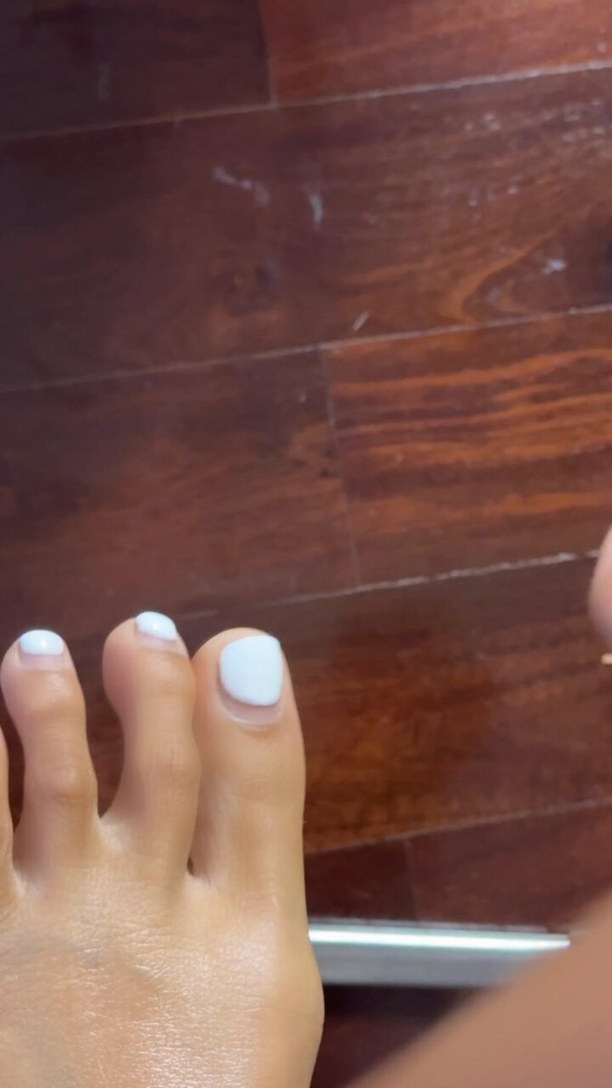 Do you like pretty feet? 👣