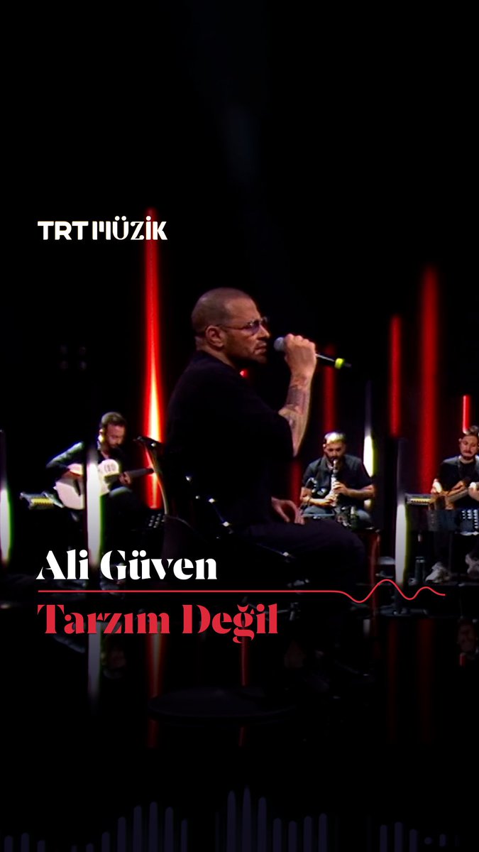 Ali Güven, 2004 yılında çıkardığı "Tarzım Değil" adlı şarkısını Ümit Sayın eşliğinde seslendiriyor 🤗