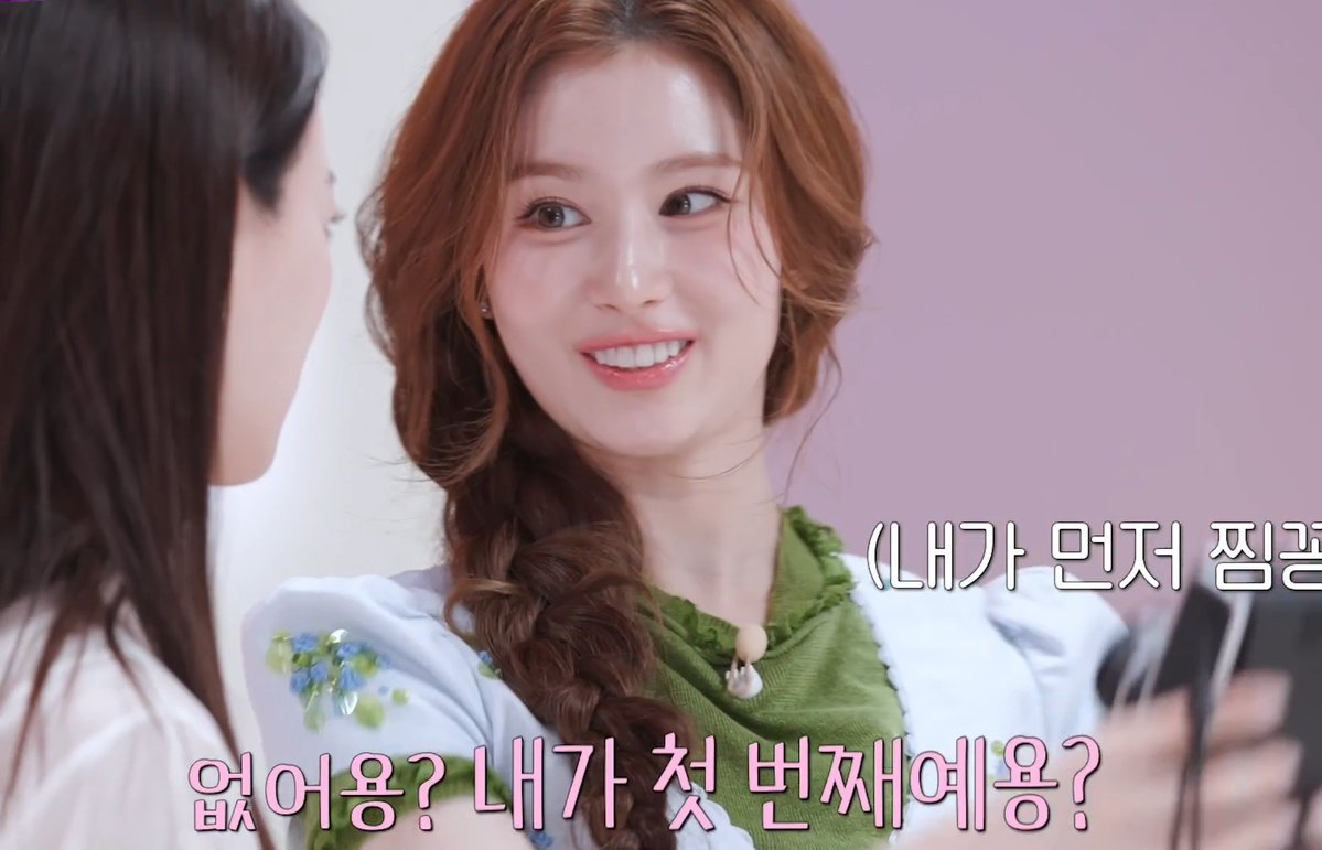 사나 이 장면 진짜 최종 귀여움 ㅠㅠ 냉터뷰 녹화 끝나고 존댓말로 돌아와서 "아이돌 친구 있어요? 내가 첫번째에요?" 물어보는 사나 ㅋㅋㅋㅋ 사나가 신나하는거보고 천우희님 씩 웃는 표정도 귀여움.. 천우희님 약간 기빨리신듯하지만 그래도 사나 귀여워하셔서 마음좋고 사나천우희 지지합니다♡