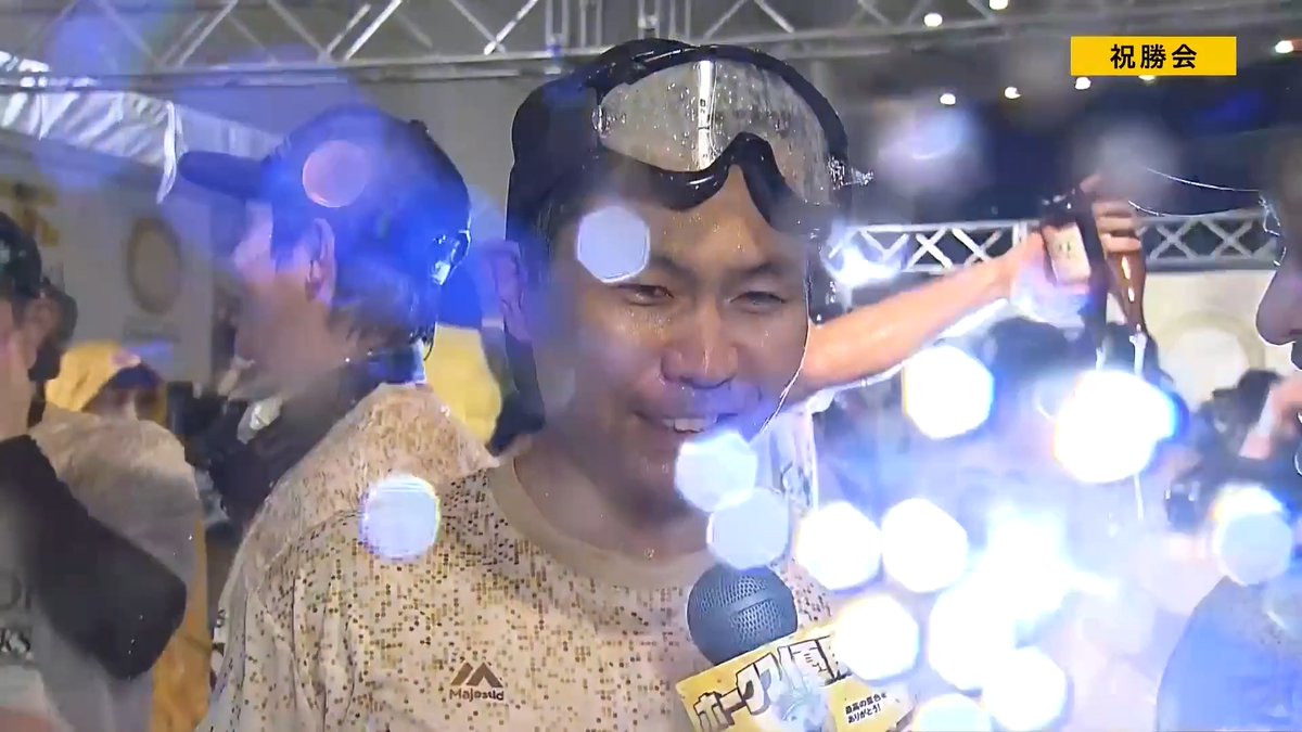 【祝勝会ビールかけ】 今シーズン限りで現役を引退する 中村晃 選手も祝勝会ビールかけに参加！🍻🍺🍾 インタビュアーを務める 森唯斗 さんとの掛け合いも🎤