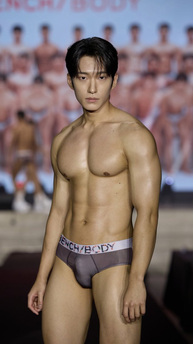 Park Junggyu at Mister international Korea 2026, agak kaget ya show yang di Korea pada gak pake pelindung, kalo yang versi international nya kan rata-rata pada pake biar gak nyeplak. 😭