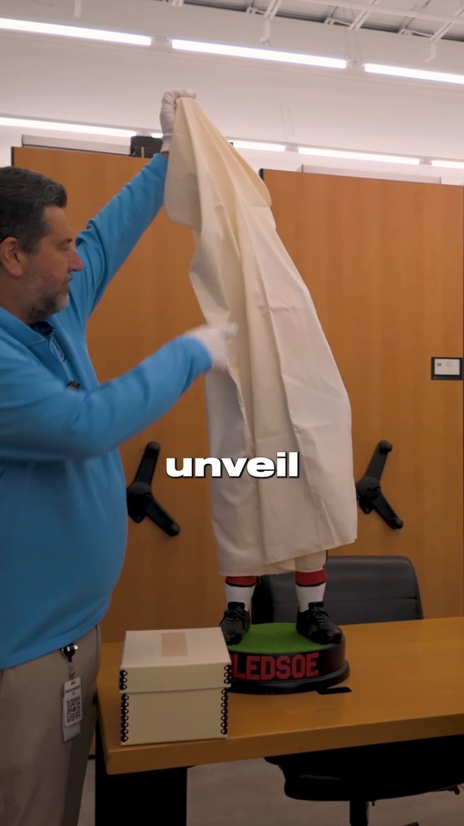 Did you know the biggest bobblehead in the Hall belongs to Bledsoe? 🤯 Watch the full video on our YouTube!