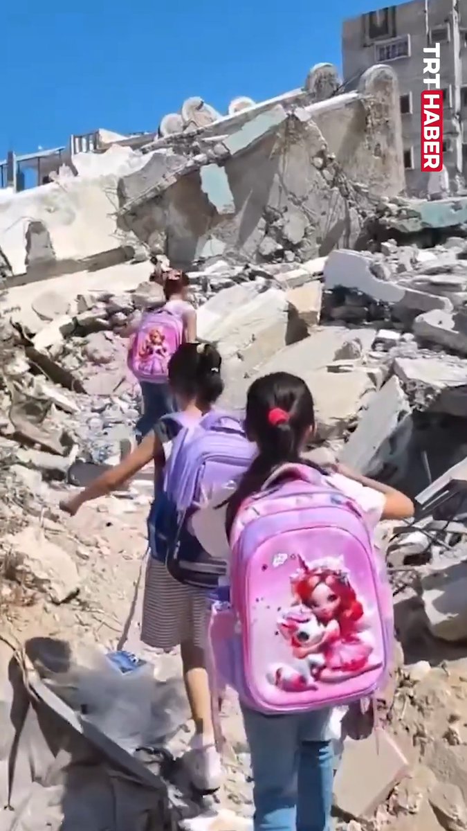 Gazze'de okul yolu, enkazların üstünden geçiyor. Gazzeli çocuklar, soykırımcı İsrail'in saldırılarına rağmen daha iyi bir gelecek için enkazların arasından geçerek okullarına ulaşmaya çalışıyor.