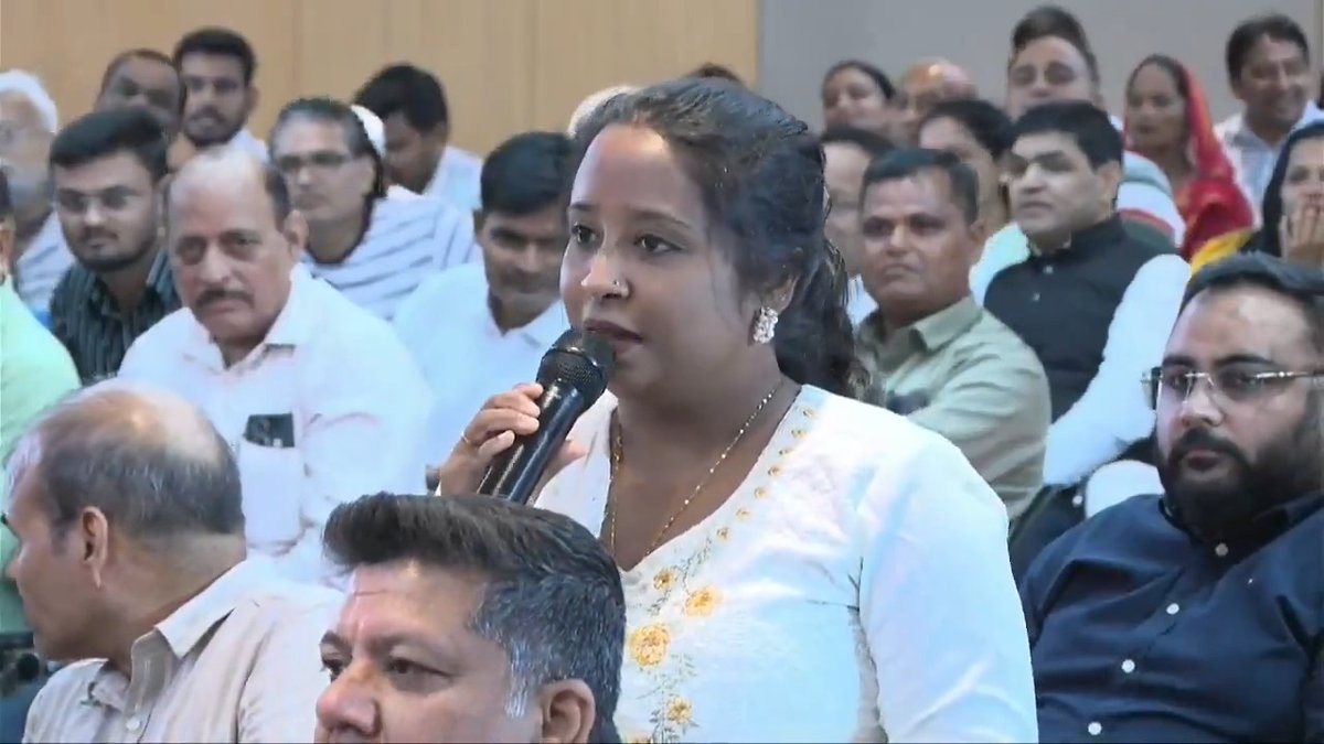 During the pandemic, my father passed away and our printing business was destroyed. I had no money and no bank believed that a 23-year-old girl could do anything. Some asked me to give gold, others asked for land, but I had nothing in my name. Then I went to PNB Bank in Sealdah. The manager and the bank officials helped me a lot and I was able to restart my business. Earlier, I had one computer. Now, I have two computers, a printing machine and eight people working with me. I did not have the confidence that I could do something. Today, I have that confidence. PM MUDRA Yojana saved my family. - Smt Susmita Gharai, a PM MUDRA Yojana beneficiary from West Bengal, during an interaction with Smt Nirmala Sitharaman
