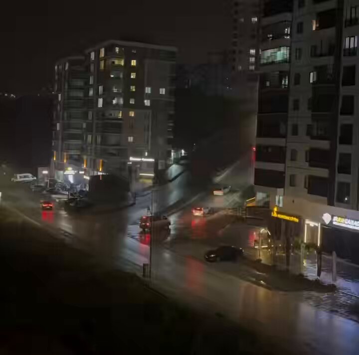 🔴 Samsun’da yokuşu çıkamayan sürücü, rampayı ters yönde ilerleyip aracını geri viteste kullanarak çıktı.