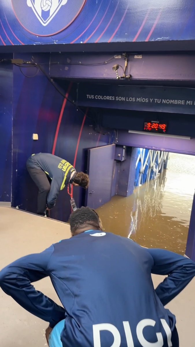 This was the players' tunnel before Levante vs Athletic Club was suspended due to heavy rain last night 🌧️😮 via AthleticClub