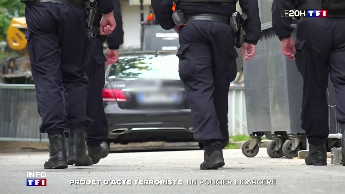 🔴 INFO TF1/LCI : Un policier des Yvelines, 35 ans, mis en examen pour "préparation d’un acte de terrorisme" ▶️ Interpellé le 23 août dernier, le gardien de la paix de 35 ans aurait voulu viser des intérêts de l’État et possiblement les forces de l’ordre #LE20H