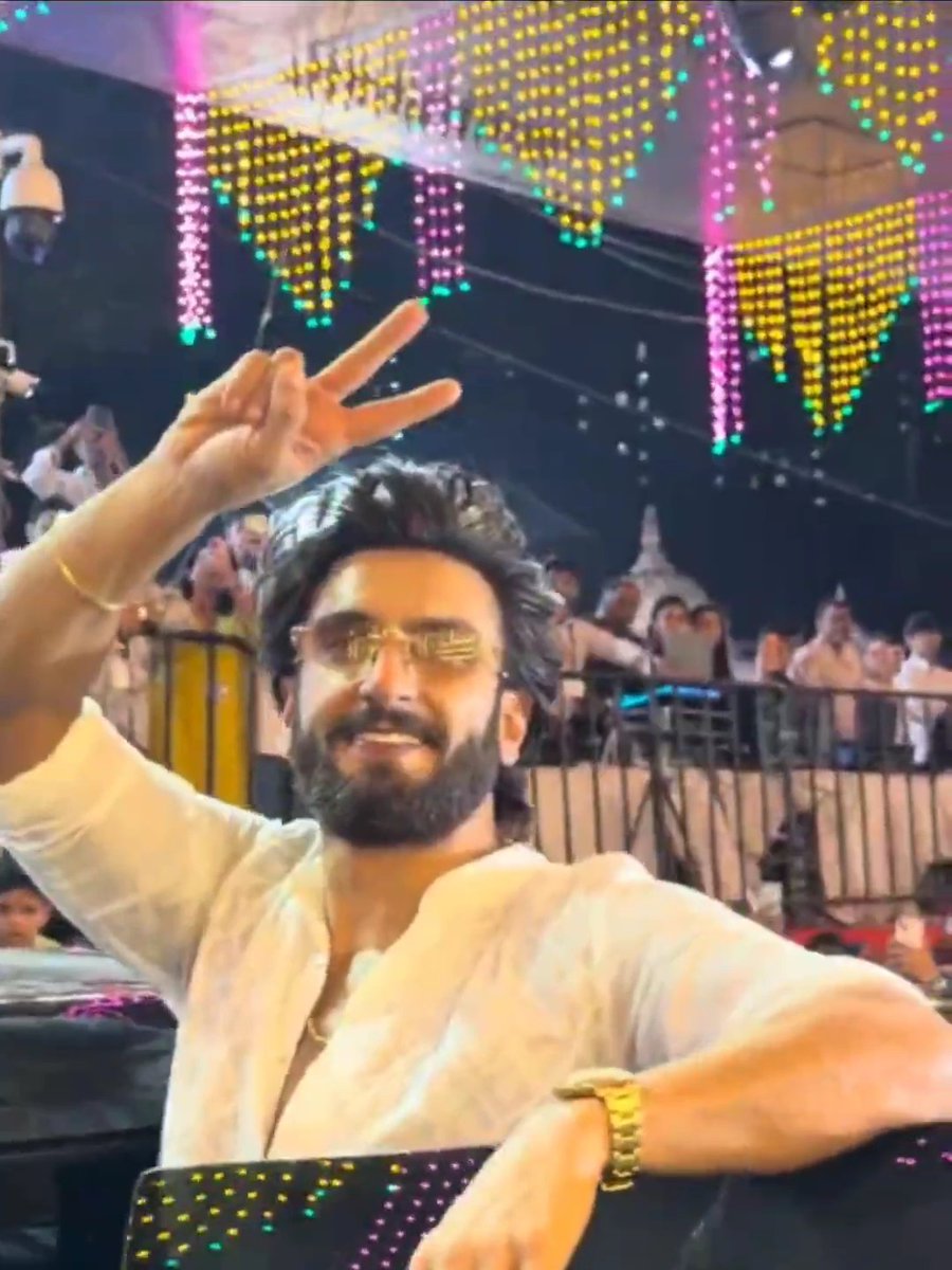 Look at the craze of Ranveer Singh post Dhurandhar 🔥🗿 Ranveer Singh visited LALBAUGHCHA RAJA for Ganpati ji darshan and whole crowd started chanting Baba , baba , Dhurandhar 🗿. Ranveer Singh took selfie, shake hands with fans also 🔥 Look at the crowd madness 💀🔥. Bro won in life ❤️