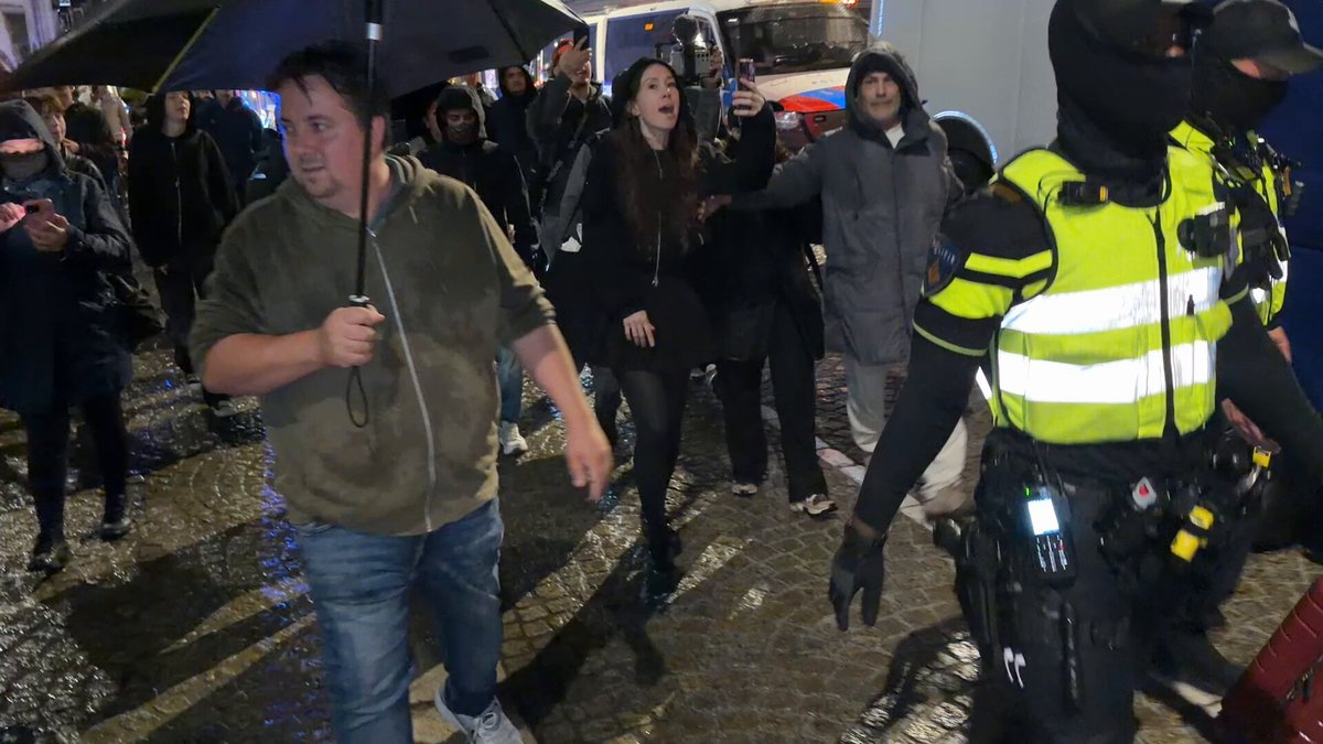 Ruit(en) GVB-bus ingeslagen en opgepakte demonstranten ontsnapt. Landelijke manifestatie op de Dam in Amsterdam om solidariteit met Israël en het Joodse volk te tonen. Palliewappies willen de manifestatie verhinderen.