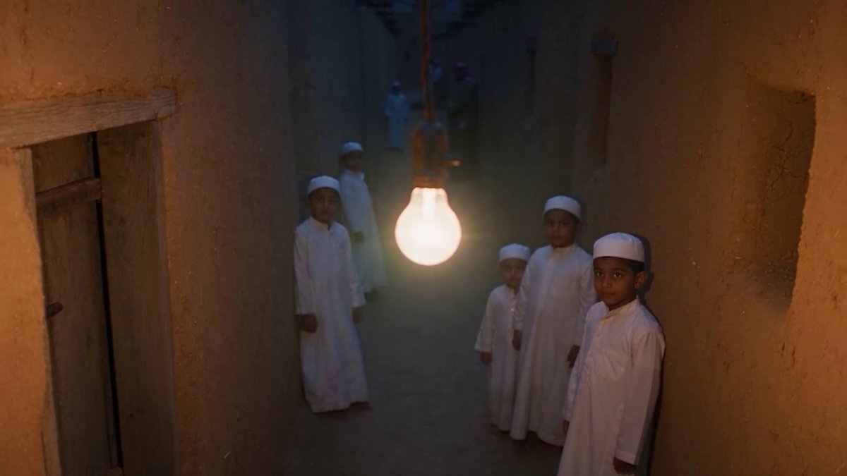 من الطين بدأت الحكاية.. وبين بيوت نجد تشكلت ملامح الرياض الأولى قبل أن تمتد طرقها وتضيء شوارعها وثائقي "عمارة الرياض من الطين إلى الأفق" يأتيكم على شاشة الإخبارية الاثنين 21 سبتمبر عند الـ 6:15 مساء