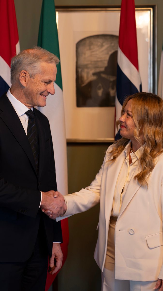 Oggi a Oslo con il Primo Ministro Jonas Gahr Støre. Perché la Norvegia conta per l'Italia? Perché con le crisi in Medio Oriente e le tensioni su Hormuz e sul Mar Rosso, avere partner energetici stabili e affidabili significa più sicurezza per le famiglie e per le imprese. Ma non solo energia. Abbiamo lavorato per rafforzare la collaborazione nella cantieristica, dove lavoratori italiani e norvegesi costruiscono già insieme, nella difesa, nello spazio e nelle materie prime critiche, indispensabili per le tecnologie che usiamo ogni giorno. Più collaborazione tra Nazioni amiche vuol dire filiere più sicure, nuove opportunità per le nostre aziende e posti di lavoro di qualità. Abbiamo costruito molto insieme. Possiamo fare ancora di più 🇮🇹🇳🇴