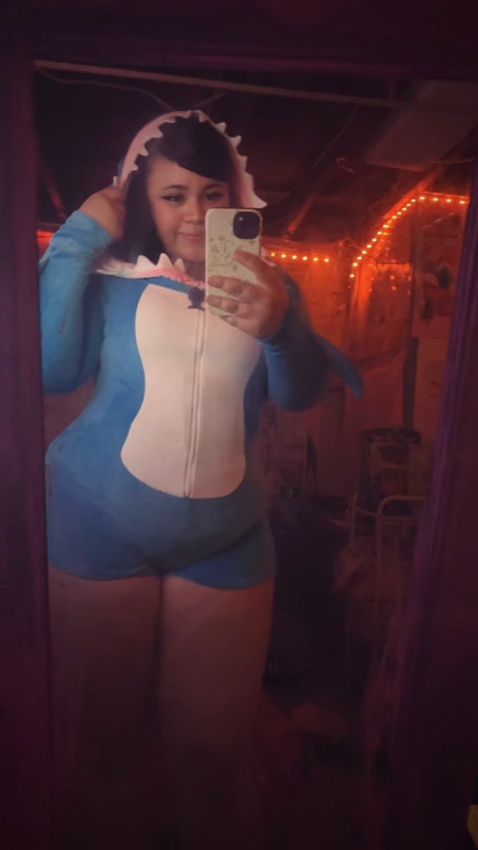 chomp chomp >:3 #shark #chubby #idek