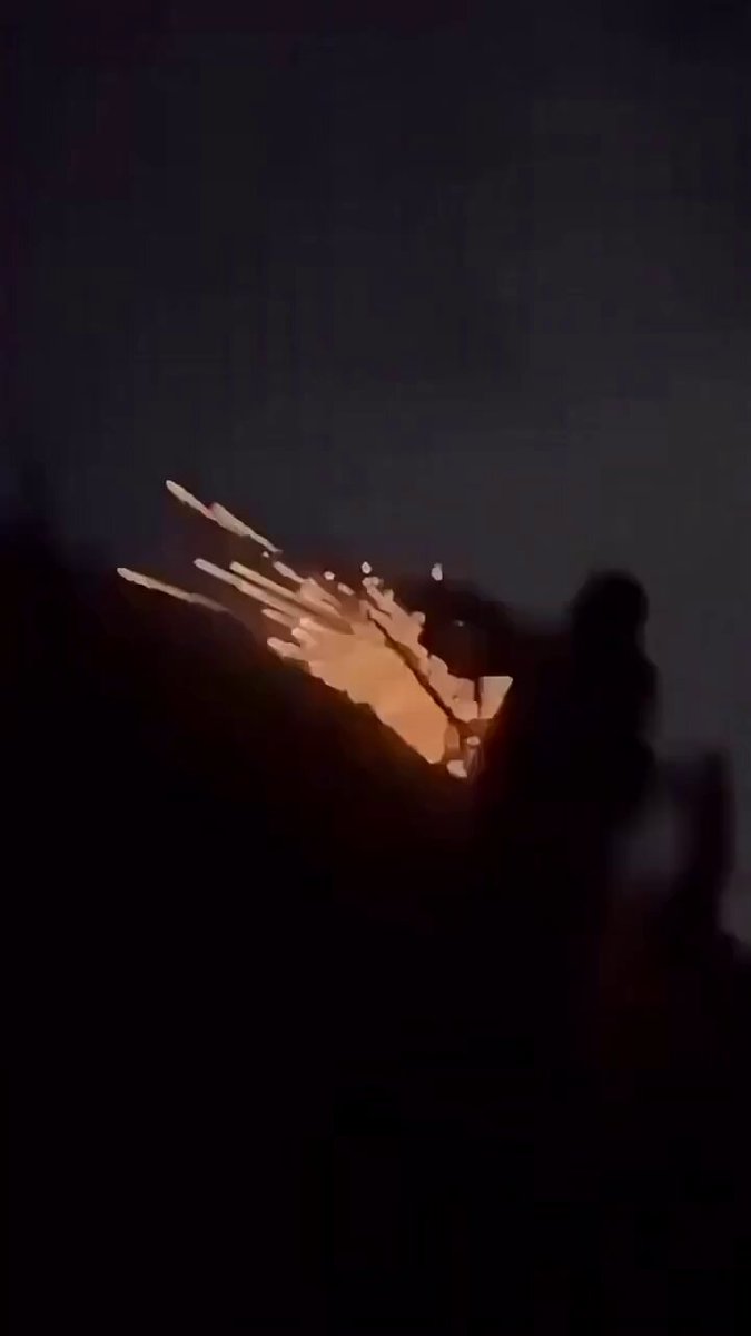🛑تحذير تحذير🛑 الله يستر شكل مارب بتسقط من الداخل لان الحوثي ماقدر يسقطها من خارج اعتقد من اللحظة هذه إلى الفجر الحوثي سيبادر بضربه قويه جداً بالتزامن مع الاشتباكات الحاصله في الداخل مما سيؤدي إلى ضغط قوي على القوات الشرعية وسيتم مطاردتها حذاري حذاري حذاري ستسقط مارب بسبب الغدر من الداخل