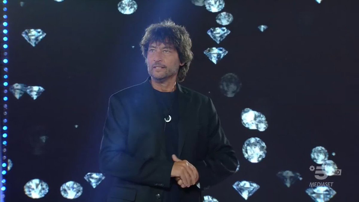 È arrivato il momento di dare il benvenuto a... Simone Annicchiarico 🙌🏻 #GFVIP