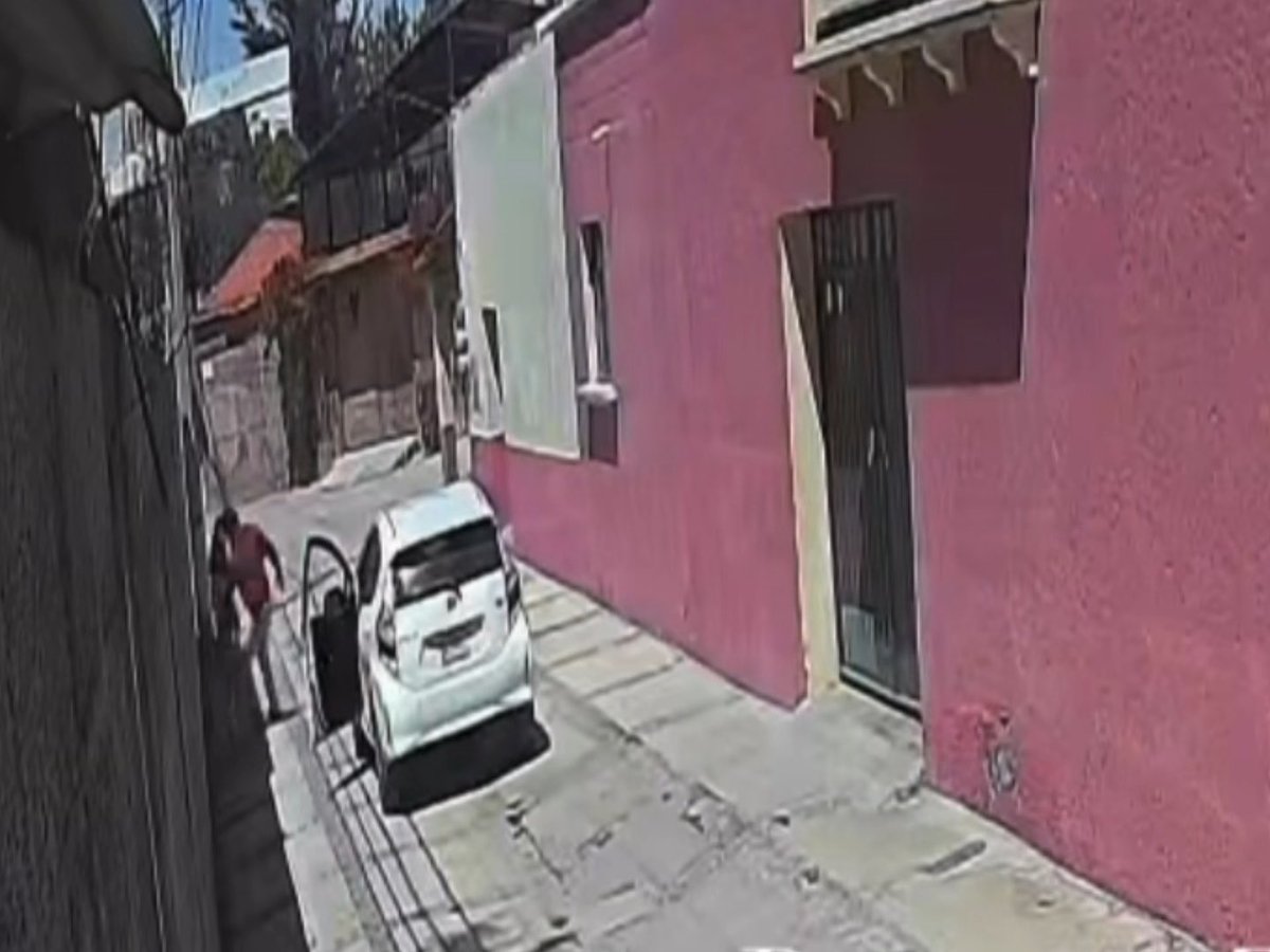 ‼️MALDITO ENFERMO SEXUAL‼️ 🚨Una menor de edad caminaba por calles de Los Reyes Acozac #Tecámac cuando fue agredida sexualmente por un sujeto que viajaba abordo de un automóvil. 🚨el agresor seguía a marcha lenta a la niña, luego detuvo su marcha, descendió y agarró los glúteos de la menor de edad. 🚨la víctima corrió y se metió a su casa, el agresor huyó. 🚨familiares de la menor piden ayuda para ubicar al sujeto y presentarlo a la Fiscalía Edoméx 🚨vecinos aseguran que no es la primera vez que el tipo agrede a niñas de la zona.