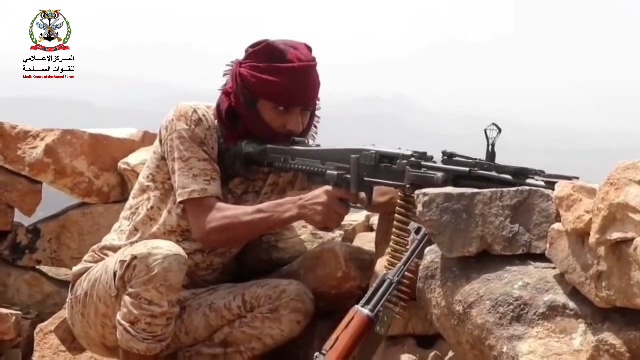 #فيديو جانب من المواجهات الذي يخوضها أبطال قواتنا المسلحة ضد مليشيا الحوثي الإرهابية في جبهات محور تعز *المركز الاعلامي للقوات المسلحة*