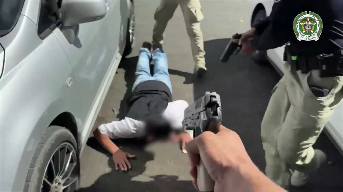 #EsNoticia | Operación ‘Alba II’: 10 prófugos internacionales capturados En una ofensiva contra el crimen transnacional, la Dirección de Investigación Criminal e INTERPOL, a través de la #OCN INTERPOL, ubicó y capturó en #Bogotá, #ValleDelCauca, #Antioquia y #Bolívar a 10 personas requeridas mediante notificación roja por autoridades de Costa Rica, España, Honduras, México, Perú, Polonia y Bélgica. Los capturados son requeridos por delitos como narcotráfico internacional, lavado de activos, tráfico de armas de fuego, organización criminal y estafa. Los ocho quedaron a disposición de la Fiscalía Colombia, mientras avanzan los trámites correspondientes con los países requirentes. Continuamos fortaleciendo la #CooperaciónInternacional para ubicar a los prófugos de la justicia y evitar que el territorio colombiano sea utilizado como refugio para el crimen transnacional. #DiosYPatria
