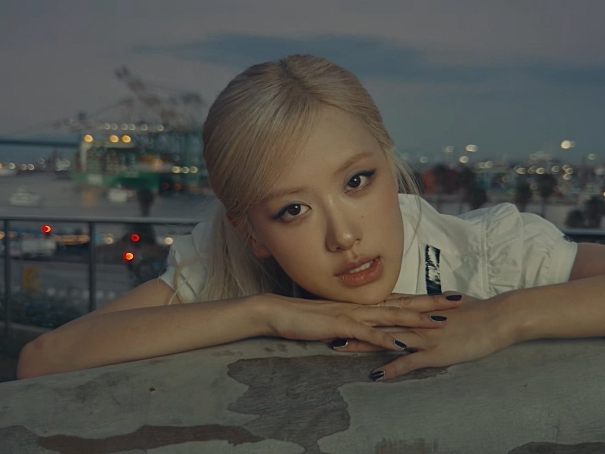 THE BRIDGE?? DAMN ROSÉ YOU ARE INSANE