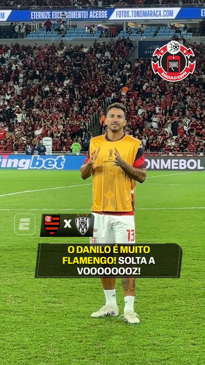 Danilo cantando o hino do Flamengo no gramado do Maracanã antes do jogo contra o Independiente del Valle. 🎥 ESPN Brasil