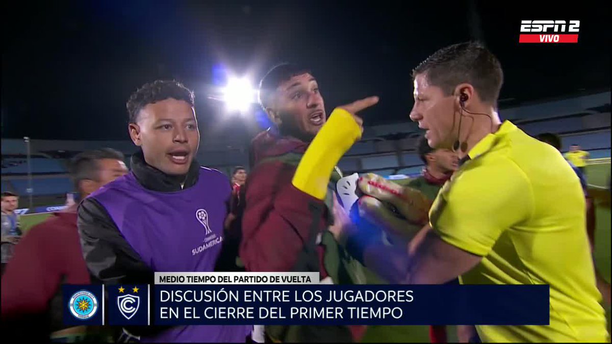🤬🇺🇾 Gonzalo Falcón, arquero SUPLENTE de Cienciano, FUE A BUSCAR a Franco Torgnascioli, arquero titular del City Torque, en el entretiempo. “YO TAMBIÉN PELEO, EH”, le avisó y se fue amonestado por el árbitro Nicolás Ramírez. ⚠️