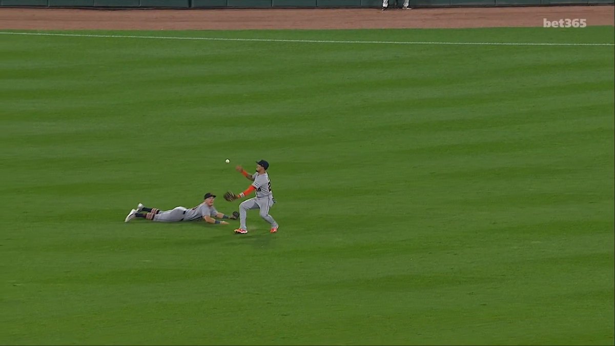 El Mago's latest trick 🤯 Javy Báez makes a juggling over-the-shoulder catch!