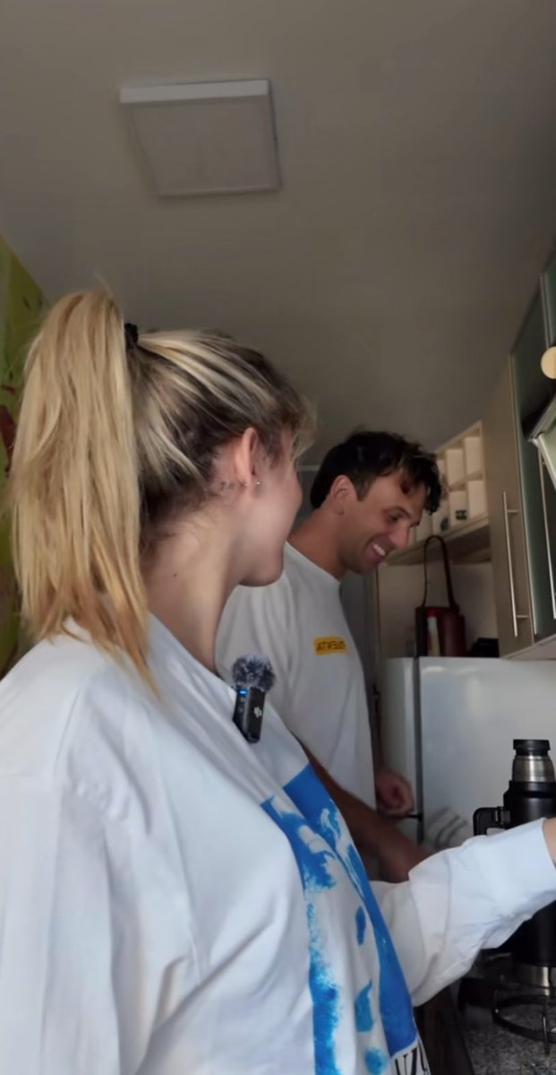 D: BAUTIIIIII 🗣️ B: wow, es aceite? D: cera. Mirá, era un bloque esto B: era un Nestor? D: *se corre para que vea la cámara* B: estas filmando? 😅 JAJAJAJJ los amo 🏡🤍