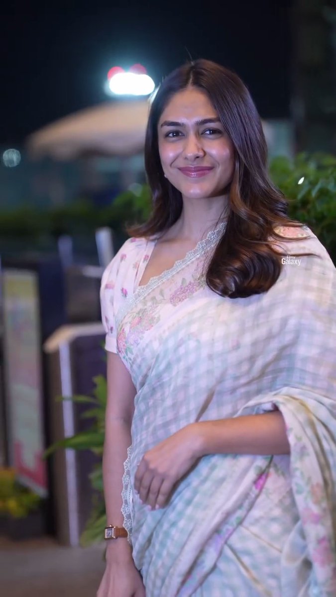 Mrunal Thakur papped at Mumbai Airport 🤍🌸 #Mrunal #MrunalThakur