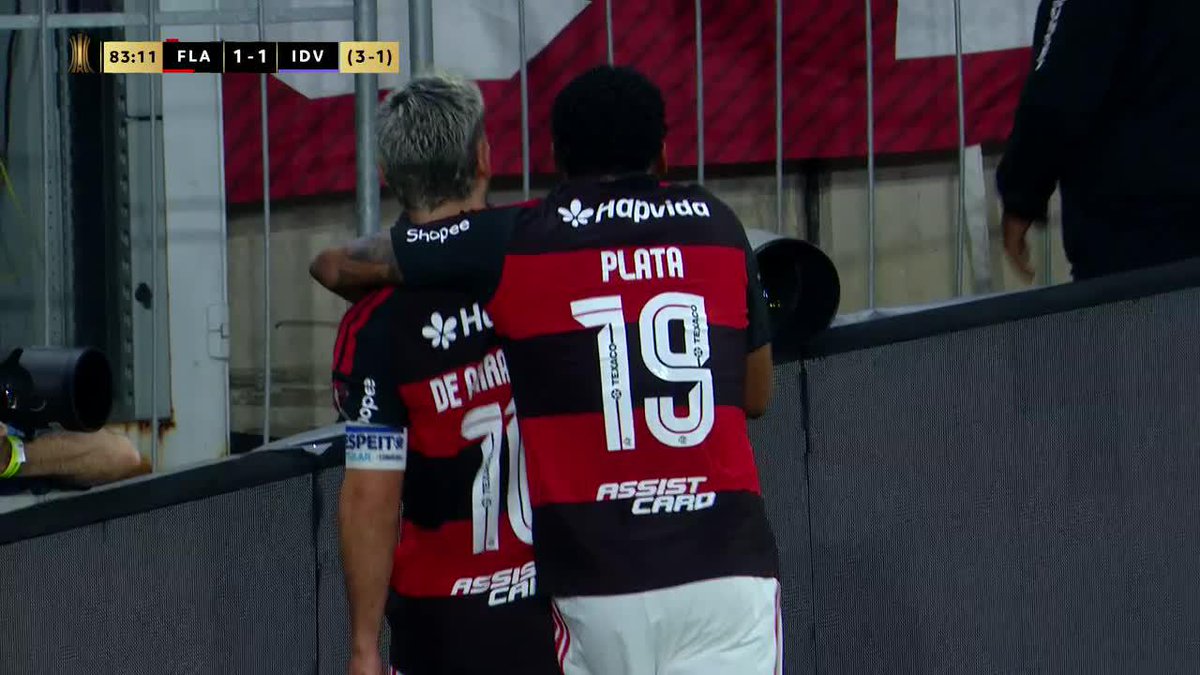 ¡¡TAN CERCA Y TAN LEJOS, IDV!! Grosero error de cálculo de Quintana y GOL de cabeza del siempre oportunista De Arrascaeta, para el 1-1 (3-1 global) del Flamengo ante Independiente del Valle. 📺 Mirá TODA la CONMEBOL #Libertadores por ESPN en el Plan Premium de #DisneyPlus