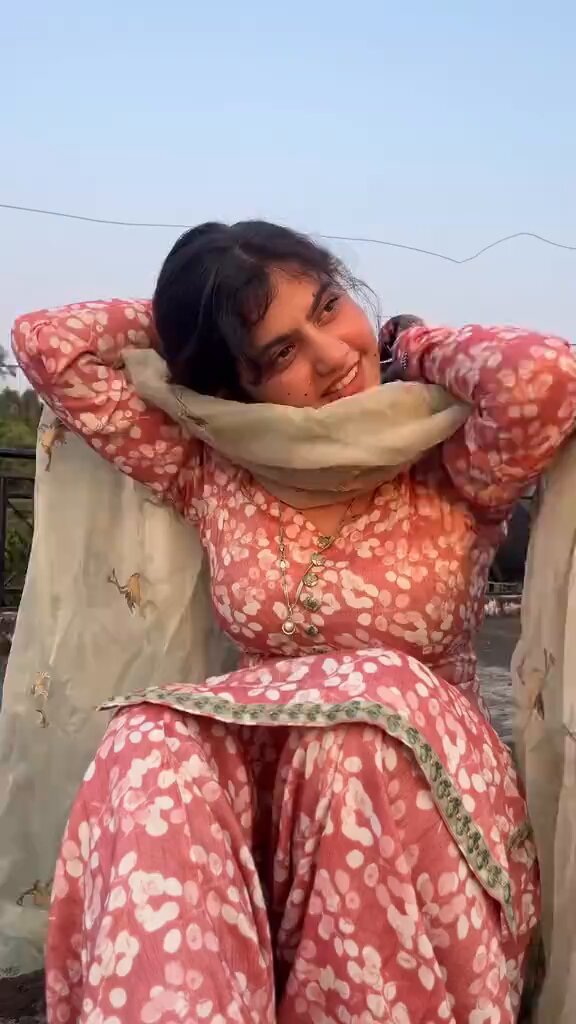 کیا تعریف کروں اس ظالم کے حسن کی پوری کتاب تو بس ہونٹوں پے ختم ہو جاتی ہے