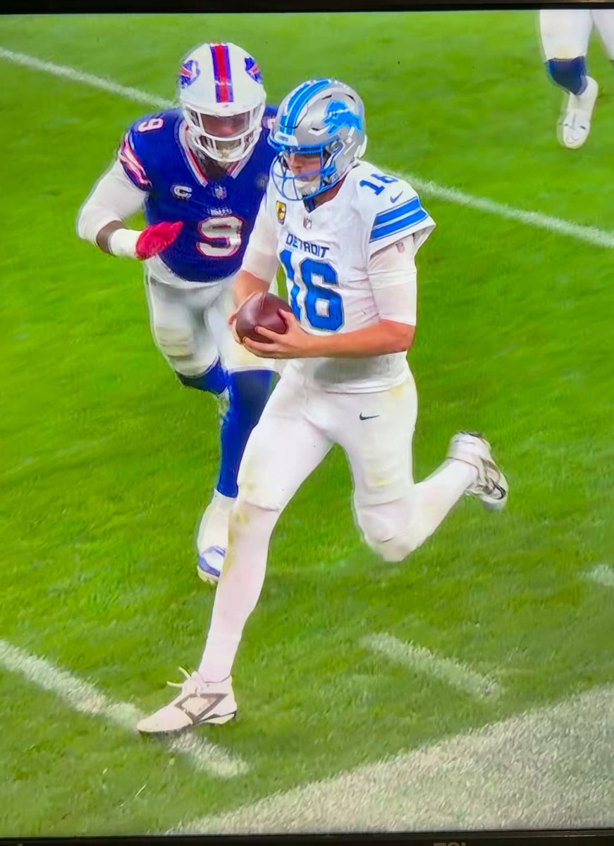 RIDICULOUS!!! 🤯🤯🤯 #Lions QB Jared Goff was PUSHED to the ground despite clearly indicating he was going OUT of bounds. The officials never even pondered the idea of throwing a flag for , yet have made this call for Mahomes multiple times last season. A costly mistake by the refs. 😬
