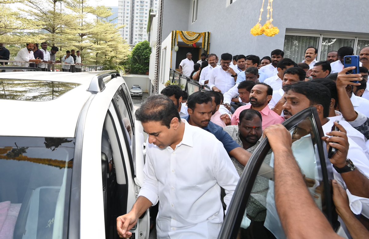 కోకాపేట్ నివాసం నుంచి నాంపల్లి ఏసీబీ కోర్టుకు బయలుదేరిన రామన్న. KTR