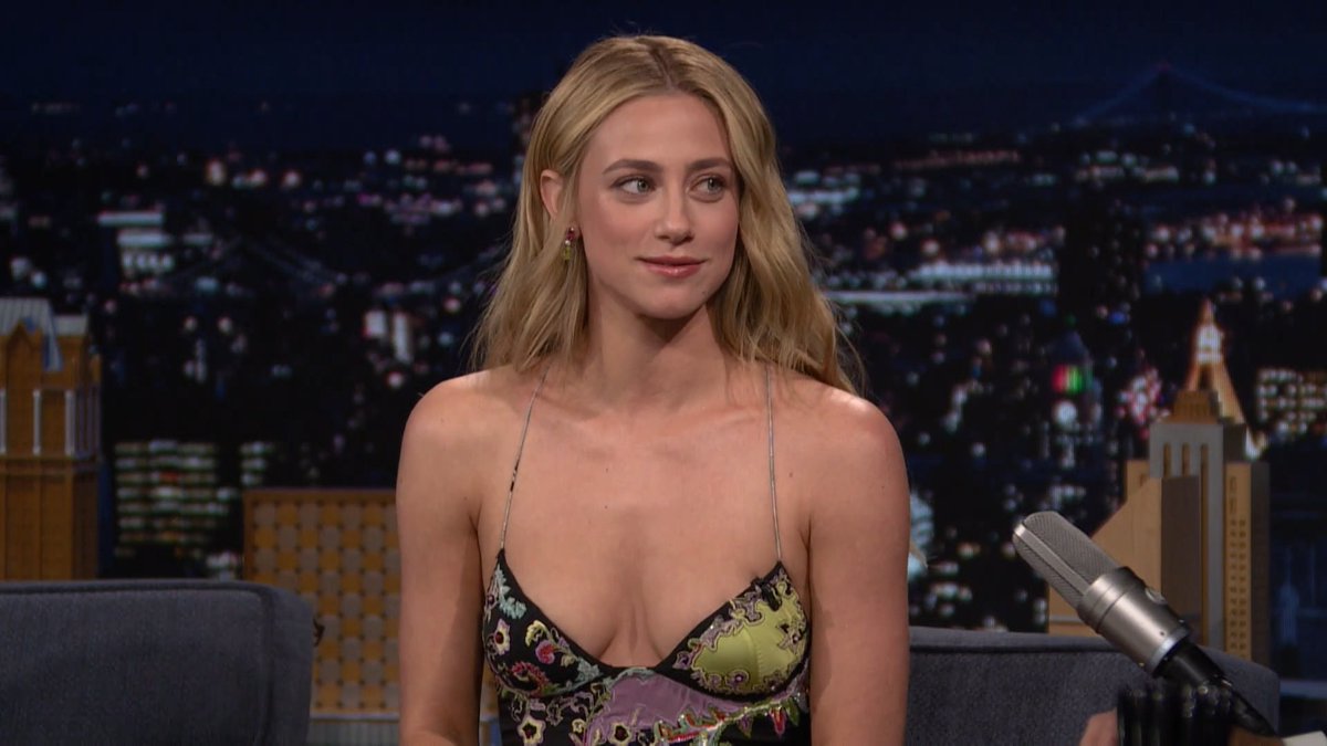 .Lili Reinhart went from science being her worst subject in school to playing a scientist in The Love Hypothesis 😭 #FallonTonight