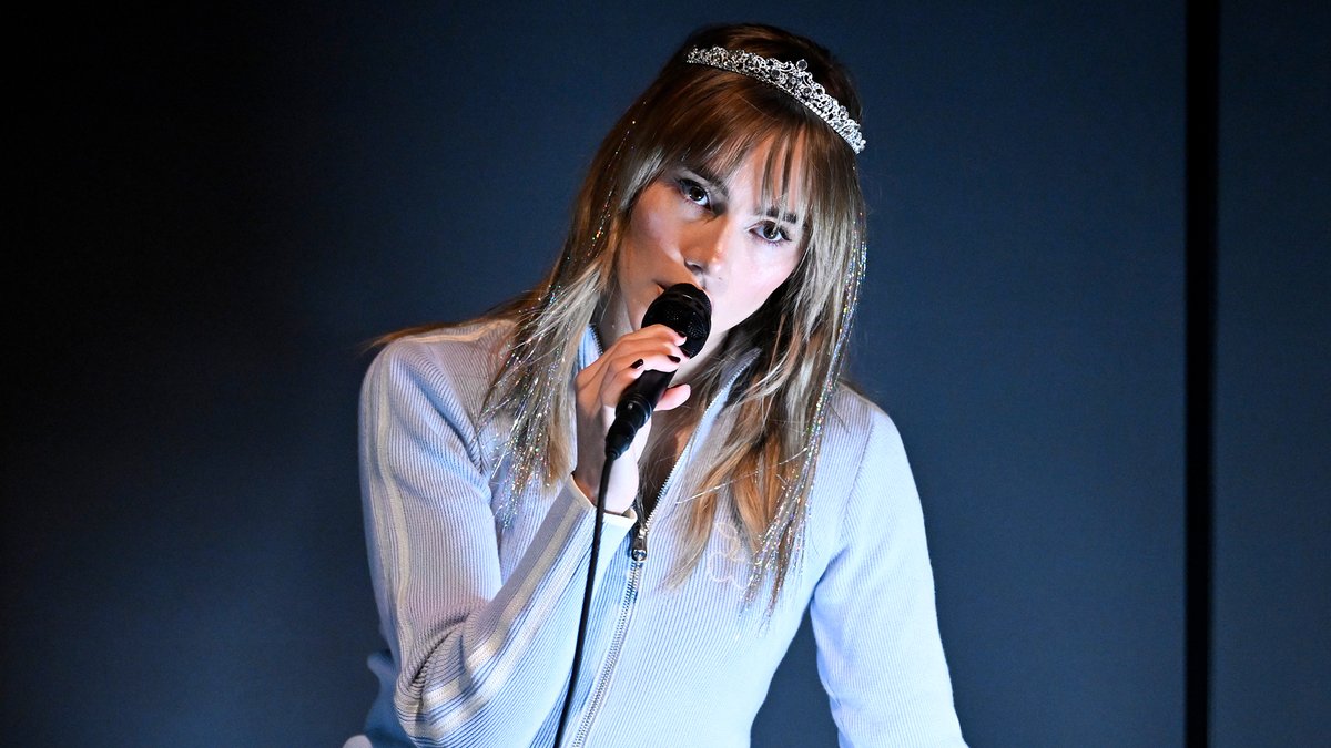 .Suki Waterhouse performs “Weirdo”! Watch the full performance ⬇️ #FallonTonight