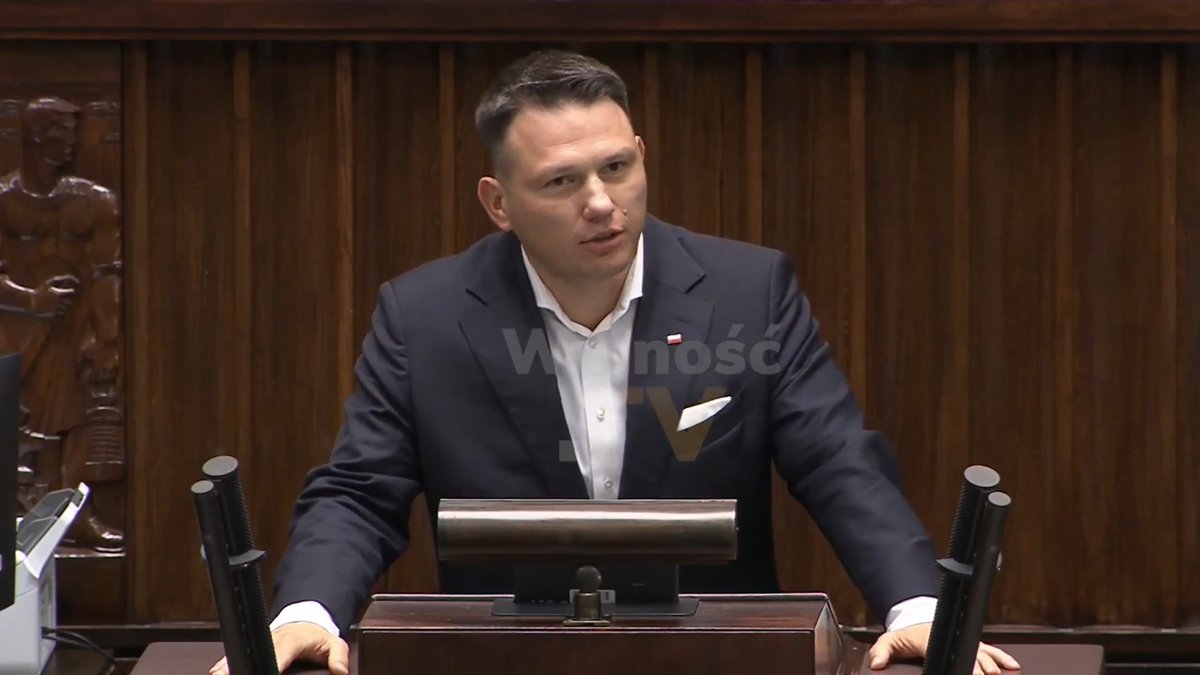 🔴 Sławomir Mentzen: "Ten rząd regularnie powtarza, że jesteśmy absolutnie gotowi do konfliktu. Z czym wy jesteście gotowi? Mamy amunicji artyleryjskiej dosłownie na kilka dni wojny, śladowe ilości obrony przeciwrakietowej i przeciwlotniczej, nieprzeszkolone rezerwy. Jesteśmy ostatnim krajem graniczącym z Rosją, który nie przywrócił powszechnych szkoleń wojskowych. Nie mamy obrony cywilnej, nie mamy schronów. Nic nie mamy. Nie jesteście do niczego gotowi i okłamujecie Polaków! Jedyna rzecz, do której jesteście gotowi i co macie nawet przećwiczone, to ucieczka do Rumunii albo do Berlina!" Sławomir Mentzen Konfederacja