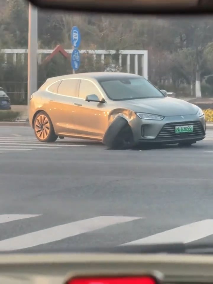 你以为造车最难的是三电、底盘、智能驾驶？ 不，可能是轮毂。 曾经被捧成“零差评”的车， 如今“三千法务部”解散， 各种“崴脚”视频接连出现。