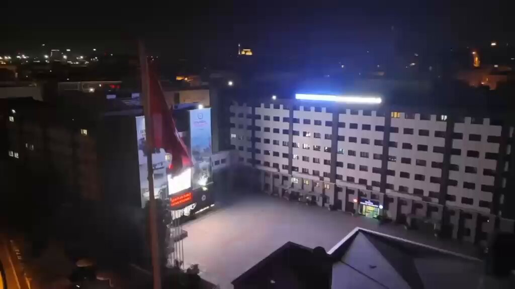 İÇ CEPHE TEMİZLİĞİ DEVAM EDİYOR! İstanbul Cumhuriyet Başsavcılığımız, MİT ve Emniyetimizden İsrail bağlantılı uluslararası dolandırıcılık şebekesine dev operasyon! Forex, kripto yalanıyla, sahte kazanç ekranlarıyla dünyanın dört bir yanında insanları dolandıran 28 şirket, 42 çağrı merkezi deşifre edildi! 13 MİLYAR TL'lik para trafiği! Bu sadece bir dolandırıcılık operasyonu değil! Bu, teknolojiyi ve finansı silah gibi kullanan, Türkiye'yi suçun üssü gibi göstermeye çalışan küresel bir şebekeye vurulan bir darbedir! Cumhurbaşkanımız Erdoğan'ın liderliğinde devlet, içerideki tüm kılcal damarları tek tek temizliyor. İster uyuşturucu baronu olsun, ister uluslararası dolandırıcı! Türkiye artık kimsenin arka bahçesi, kimsenin vurgun alanı değildir! Bu topraklar temiz kalacak! İç cephemizi bozmaya kalkan cevabını alacak. Devletimize, savcılarımıza, MİT'imize, polisimize ve MASAK'ımıza helal olsun!