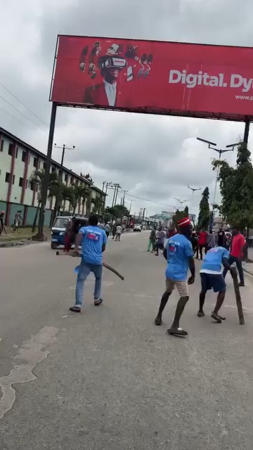 Happening right now; “Look at the thŭgs, they came to att@ck us. The securities watching. We must face them. We are fully ready for them" Serious chaøs reportedly broke out at Warri Airport, Delta state as thŭgs att@cked NDC supporters who came out to campaign for Peter Obi today.