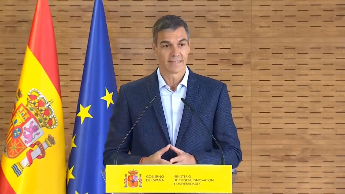 Vamos a iniciar la tramitación de un nuevo Real Decreto para garantizar que detrás de cada titulación haya una formación universitaria de calidad. Porque un título universitario debe tener valor, se estudie donde se estudie y se venga de la familia de la que se venga. - Reforzaremos las exigencias al profesorado: un 50% deberá tener título de doctor y un 40% contrato a tiempo completo. - Exigiremos presencialidad allí donde sea necesaria, especialmente en el ámbito sanitario. Pedro Sánchez