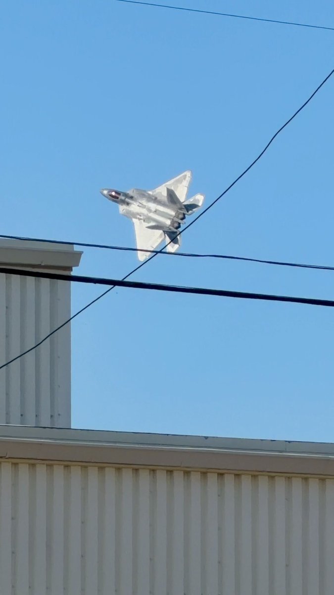 The F-22 Raptor flying into NAS Oceana for the airshow this weekend. You didnt think he'd just fly in and land did you? 🤯