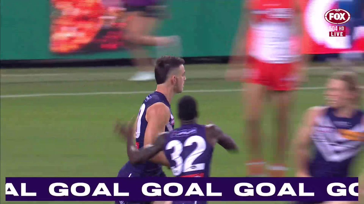PATRICK VOSS WITH FEND OFF OF THE YEAR, AND THE DOCKERS ARE BACK WITHIN 9️⃣‼️ 📺 Watch #AFLSwansFreo on Ch.504 or stream on Kayo: ✍️ BLOG 🔢 MATCH CENTRE