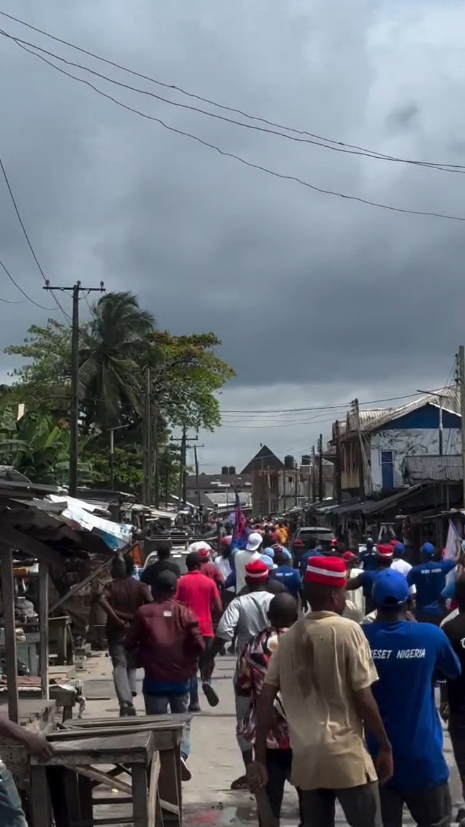 Moment thŭgs zoomed off after Peter Obi and Kwankwaso supporters, who were marching towards Warri Airport in Delta State this morning, confrønted them after they came to att@ck the NDC supporters.