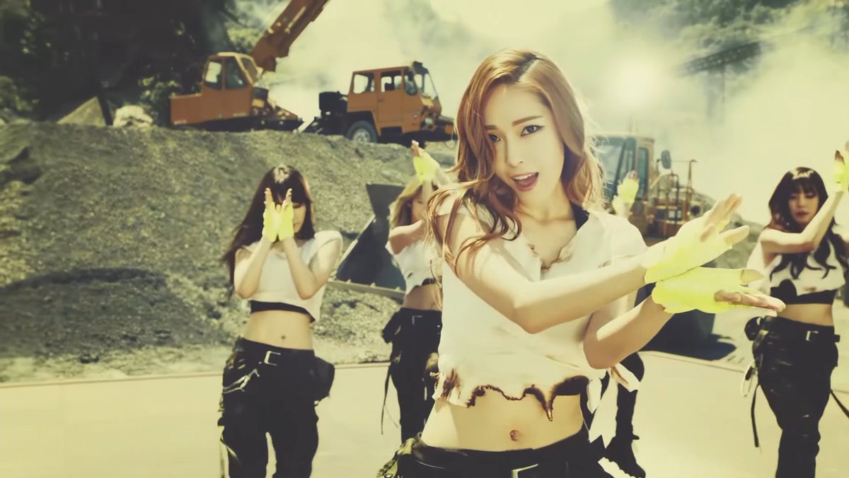 ai n aguento esse mv todas jogando horrores o cabelo e a sica mal movimentado a cabeça pra não bagunçar o dela